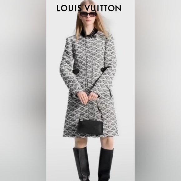 Authentic Louis Vuitton Pochette in Black Epi Leather - Picture 2 of 16